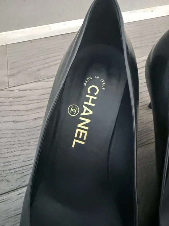 CHANEL Leather Cap Toe Logo Back Pumps - Picture 4 of 9